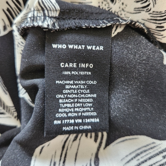 Who What Wear - Black Sleeveless Blouse with White Floral Print - Small - Picture 5 of 5